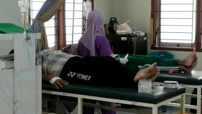 Korban keracunan massal daging kurban di Surabaya dirawat.