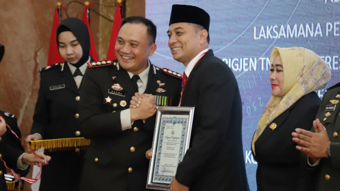 Wali Kota Surabaya Terima Dua Penghargaan dari Kepolisian