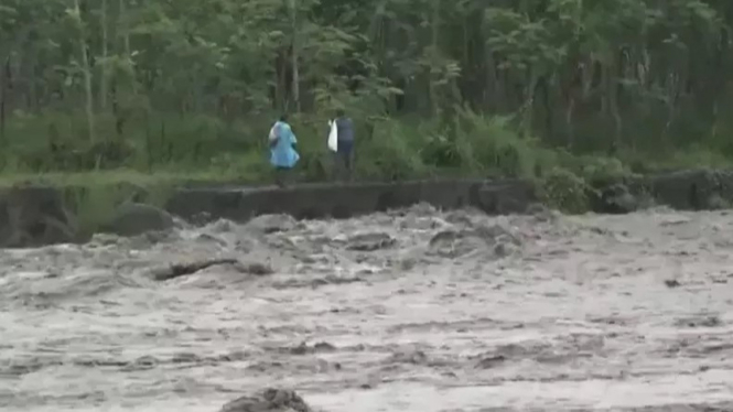 Lima orang warga Lumajang terjebak banjir lahar dingin Semeru