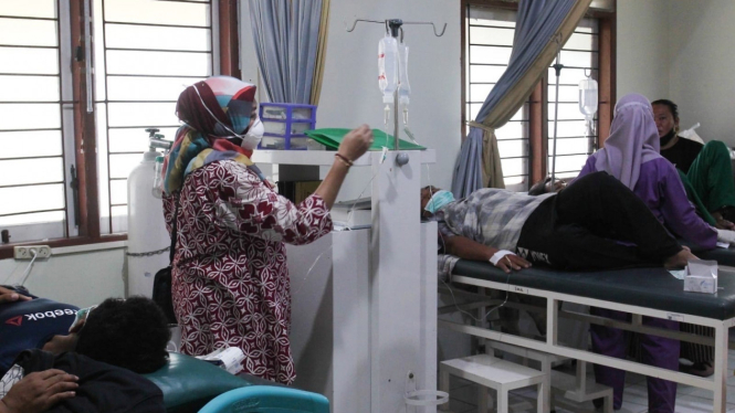 Korban keracunan massal daging kurban di Surabaya dirawat.