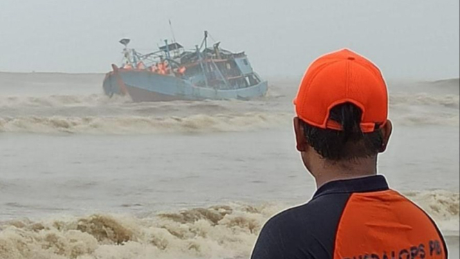 Perahu yang terdampar di Pantai Niyama Tulungagung.