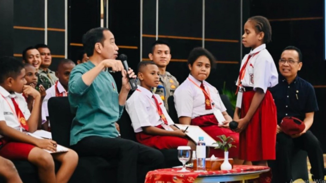 Momen Jokowi bersama pelajar Papua