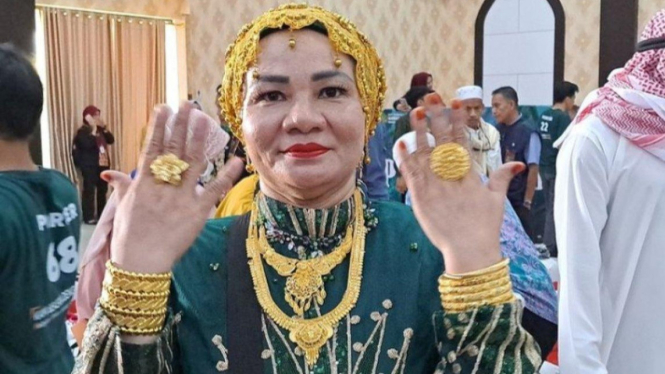 Jemaah Haji Pamer Perhiasan