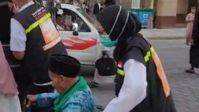 Petugas haji melayani jemaah haji lansia di Madinah.