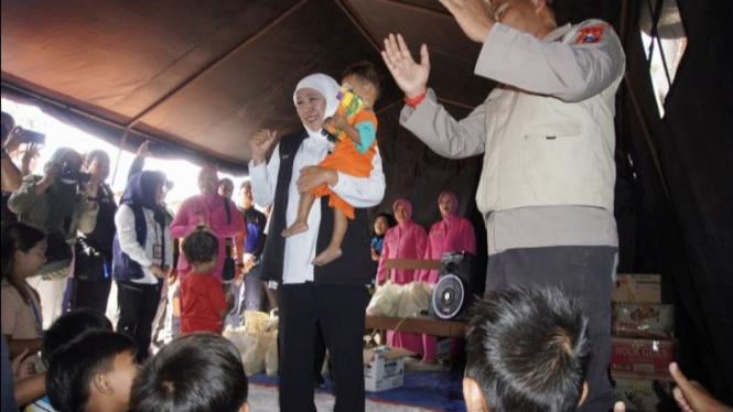 Gubernur Jatim Khofifah bersama pengungsi Lumajang