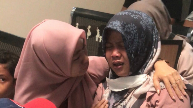 Ibu siswi SMP di Mojokerto nangis histeris