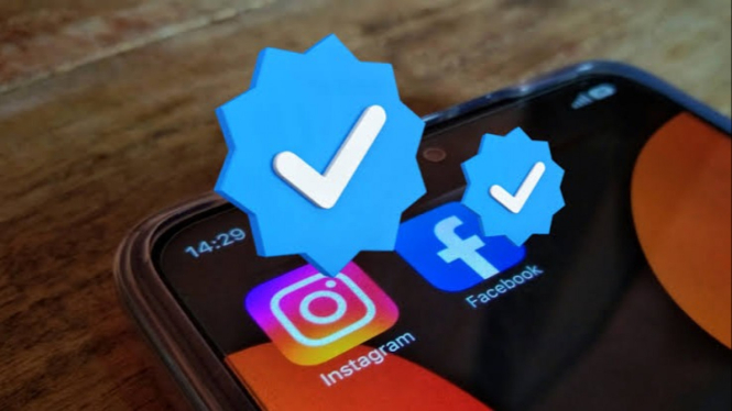 Ilustrasi centang biru di Instagram dan Facebook