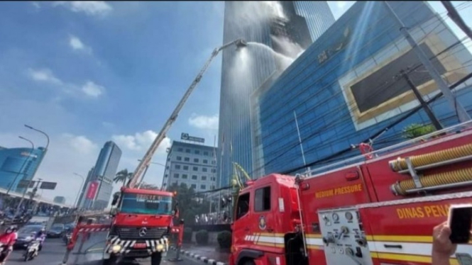 Pemadam Kebakaran padamkan api di Menara K-Link Jakarta