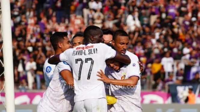 Pemain Persik Kediri merayakan gol ke gawang Arema FC