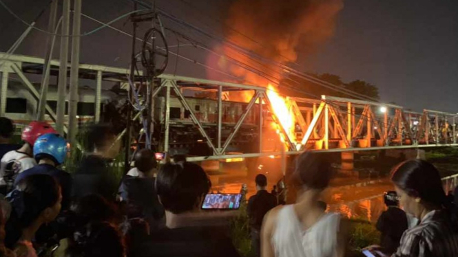 Kereta api Jakarta-Blitar tabrak truk hingga terbakar di Semarang.