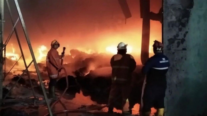 Pabrik Benang di Mojokerto Terbakar