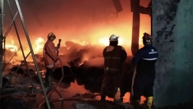 Pabrik benang di Mojokerto terbakar akibat api mesin blowing