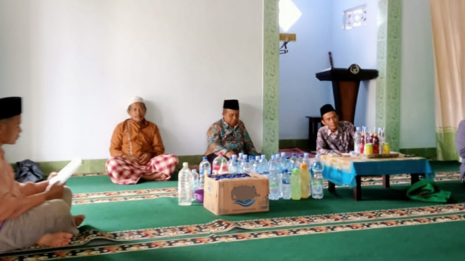 Suasana 'Semaan Al-Qur'an' banyak air botol mengharap berkah