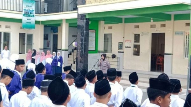 Satbinmas Polres Bangkalan saat Goes to School
