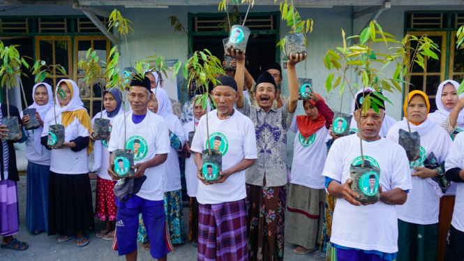 Aksi tanam pohon oleh Kiai Muda Jatim pendukung Ganjar di Bojonegoro.