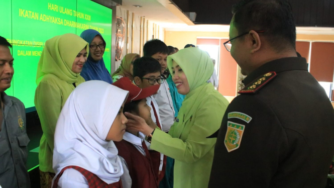 Pemberian beasiswa kepada siswa di acara HUT IAD di Kejari Surabaya.