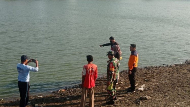 Petugas menunjukkan TKP korban Pandu tenggelam di Waduk Putukrejo