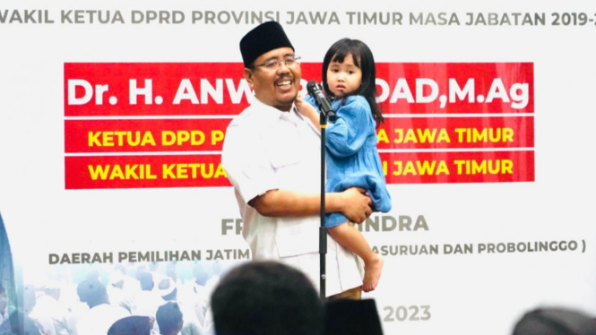 Wakil Ketua DPRD Jatim Anwar Sadad atau Gus Sadad bersama putrinya.