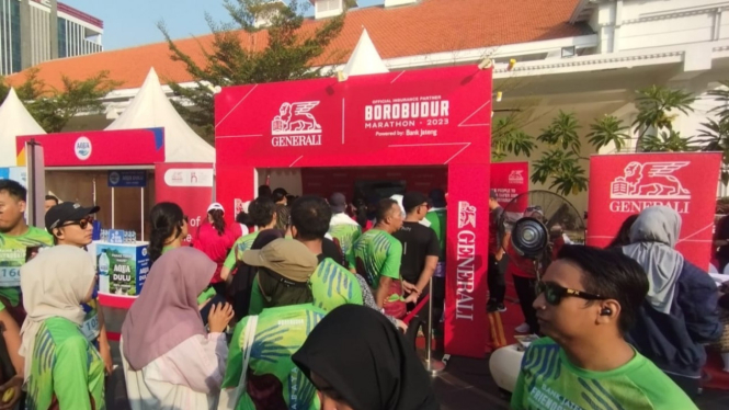 Peserta Road to Borobudur Marathon memadati booth Generali Indonesia.