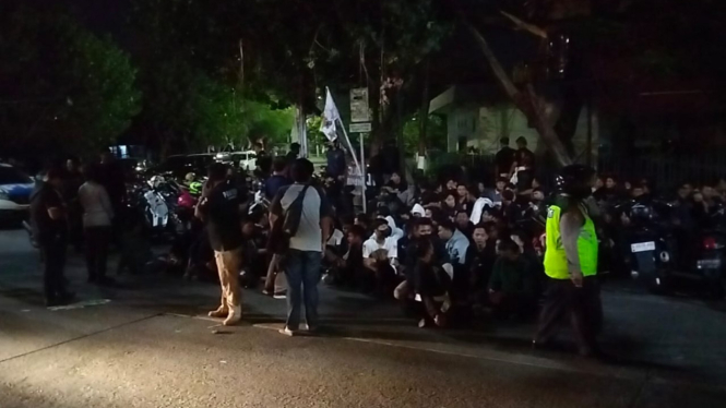 Polisi saat mengamankan ratusan pesilat di Surabaya