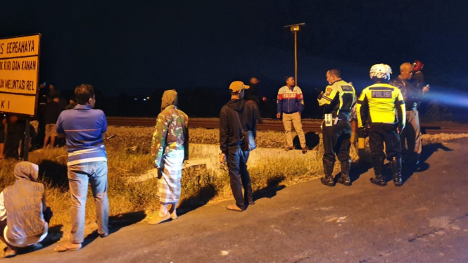 Polisi lakukan olah TKP di lokasi kecelakaan kereta api di Jombang.
