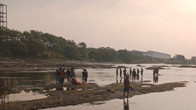 Pencarian Penjala Ikan Tenggelam di Sungai Brantas Mojokerto