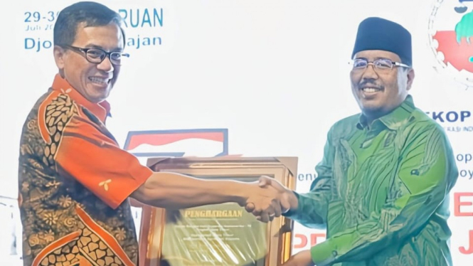 Anwar Sadad menerima penghargaan tokoh penggerak koperasi dan UMKM.