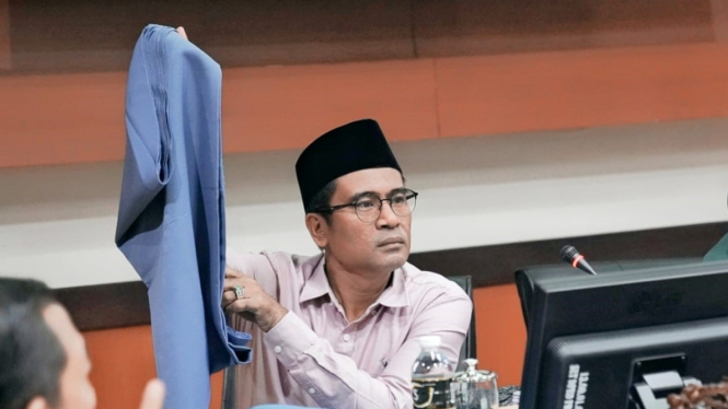 Anggota DPRD Jatim, Mathur Khusyairi saat memperlihatkan kain seragam