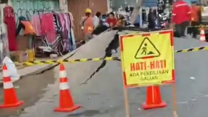 Badan jalan di Raya Pasarkembang Surabaya meletus dan membengkak.