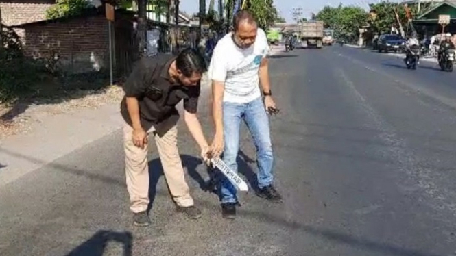 Polisi melakukan olah TKP depan took keramik di Mojokerto