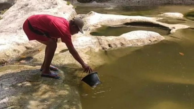 Warga Jombang mengambil air sungai akibat krisis air bersih
