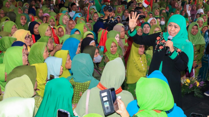 Khofifah Indar Parawansa dalam acara Muslimat NU di Madiun.