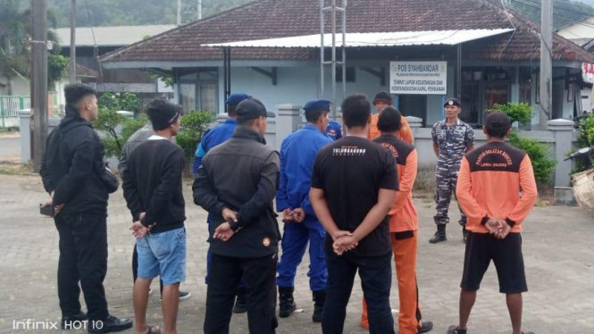 Laka laut di Pantai Gladak Tulungagung