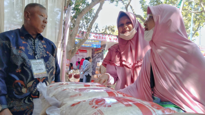 Warga membeli beras di Bazar Pangan Tulungagung.