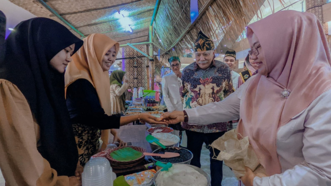 Wakil Bupati Aminatun Habibah saat membuka Pasar Djadoel Grisee