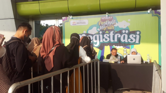 Pengunjung memasuki area Festival Hijriah Republika