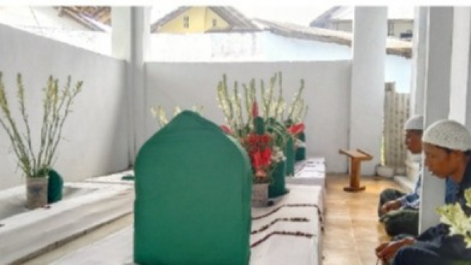 Makam Kiai Badrudin serta dzurriyah Pondok Jajar.