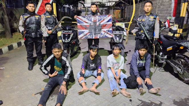4 Anggota Gangster Surabaya Bersenjata Celurit Diciduk Polisi