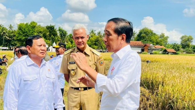 Presiden Jokowi bersama dengan Prabowo dan Ganjar
