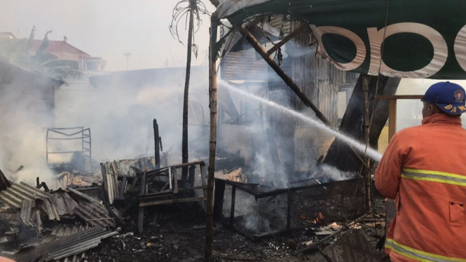 Petugas pemadam kebakaran rumah dan warung di Mojokerto