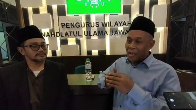 Ketua PWNU Jatim KH Marzuki Mustamar (kanan).