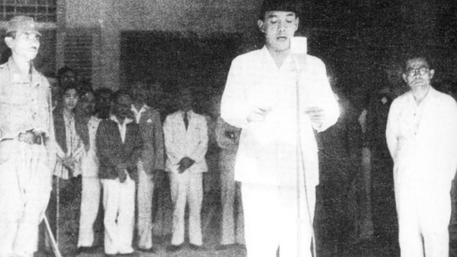 Ir Soekarno saat membacakan teks proklamasi kemerdekaan