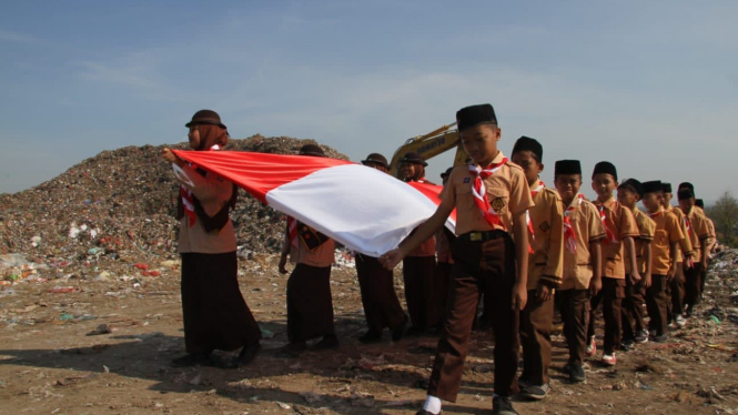 Siswa dan masyarakat menggelar upacara bendera di TPA Banjardowo