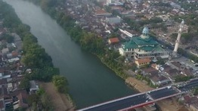 Jembatan Bandar Alun-alun tampak dari atas.