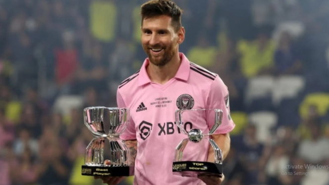 Lionel Messi memegang trofi pertamanya di MLS