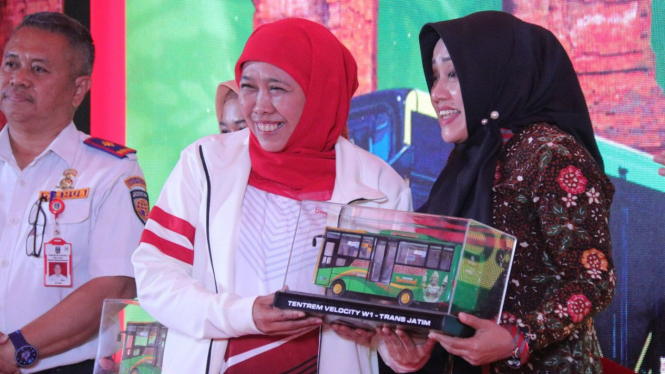 Bupati Mojokerto Ikfina Fahmawati mendapampingi Gubernur Khofifah