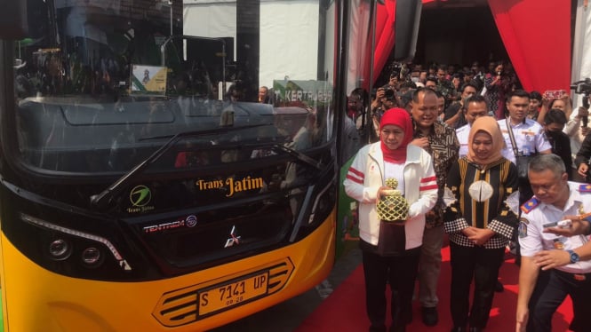 Gubernur Khofifah saat meresmikan Bus Trans Jatim