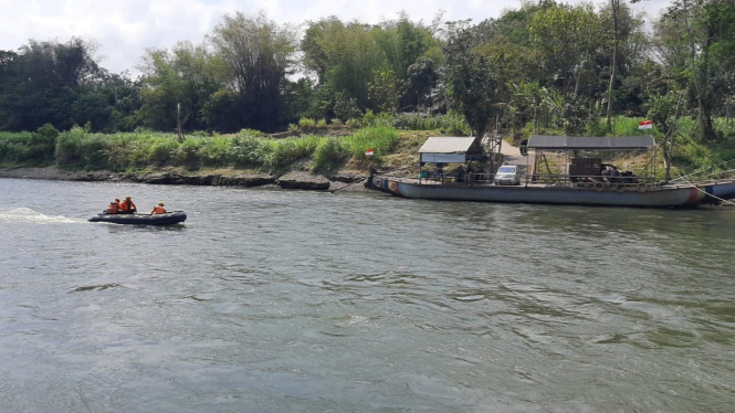 Proses pencarian korban di Sungai Brantas