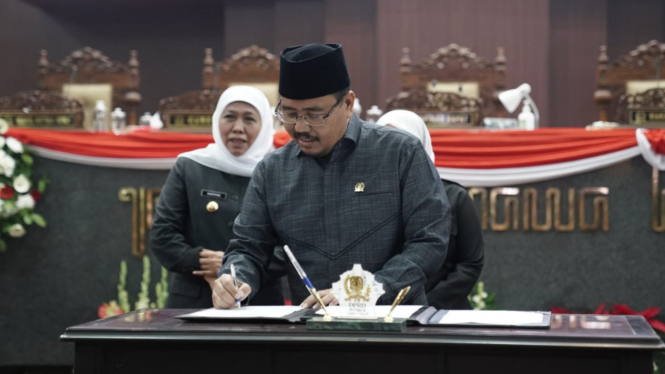 Wakil Ketua DPRD Jatim menandatangani pengesahan Raperda