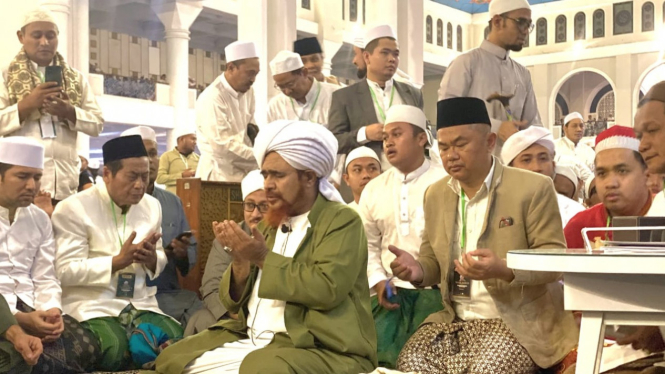 Habib Umar di Masjid Al-Akbar Surabaya